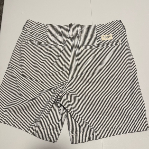 Abercrombie & Fitch Men's Navy and White Striped Shorts - Picture 7 of 8